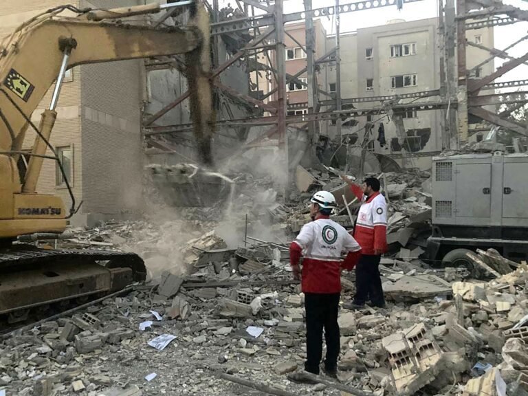 Iran en Israël wisselen luchtaanvallen uit nu het conflict de tweede week ingaat