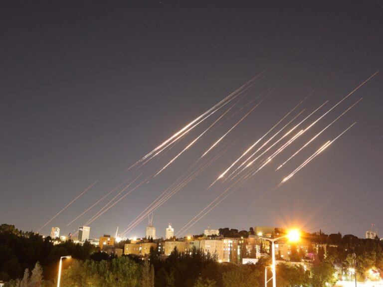 Iran lanceert nieuwe raket- en droneaanvallen op Israël; Israël bombardeert Teheran