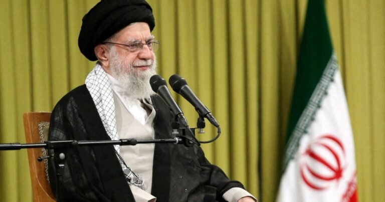 Iran's Khamenei verwerpt Amerikaanse nucleaire voorstel en belooft uraniumverrijking voort te zetten
