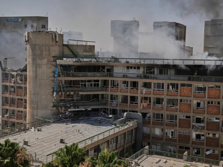 Israël valt Iraanse Arak-reactor aan terwijl Iraanse raket Israëlisch ziekenhuis raakt