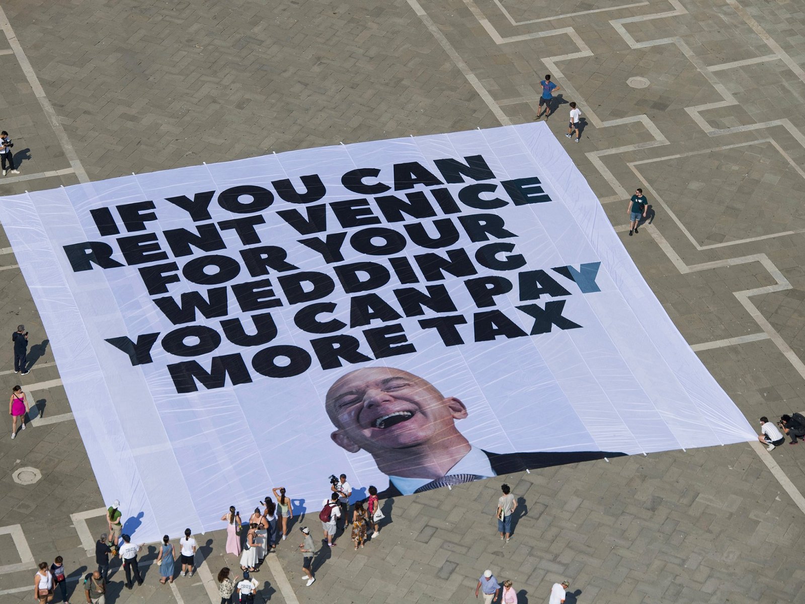 Jeff Bezos Aankomst in Venetië voor Trouwerij te Midden van Protesten Tegen Ongelijkheid