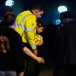 Jongen die negen broers en zussen verloor door Israëlische aanval arriveert in Italië voor behandeling