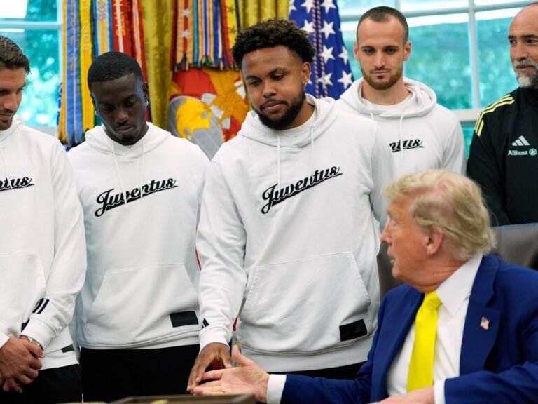 Juventus Behaalt Overweldigende 5-0 Zege op Al Ain in FIFA Club Wereldbeker na Bezoek van Trump
