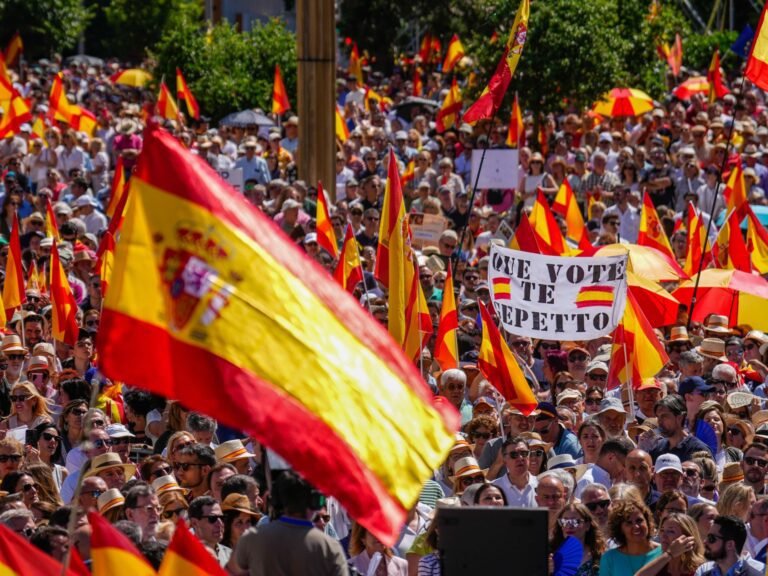 Massale Protesten in Madrid Eisen Vertrek van Sanchez om Corruptie
