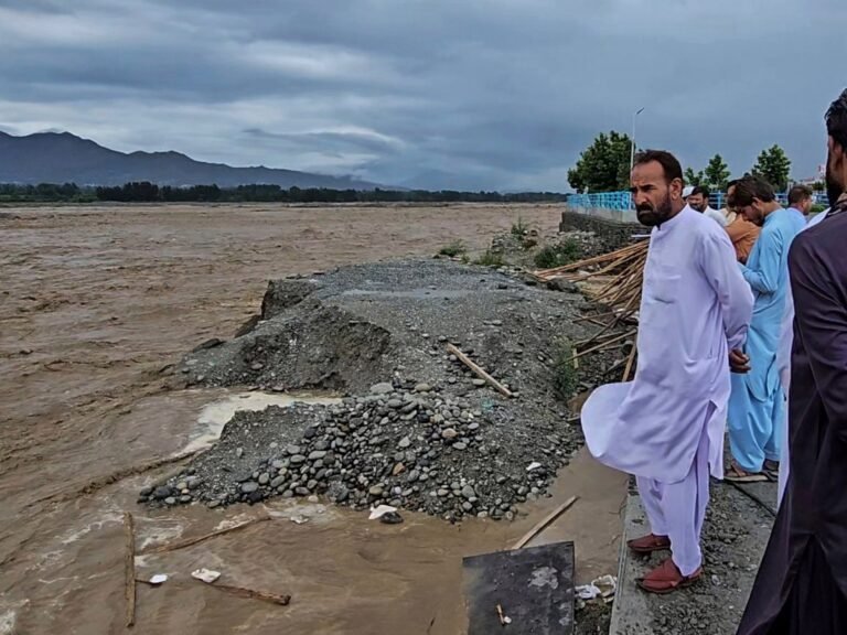 Meerdere doden door bliksemoverstromingen in Pakistan: tientallen mensen meegesleurd