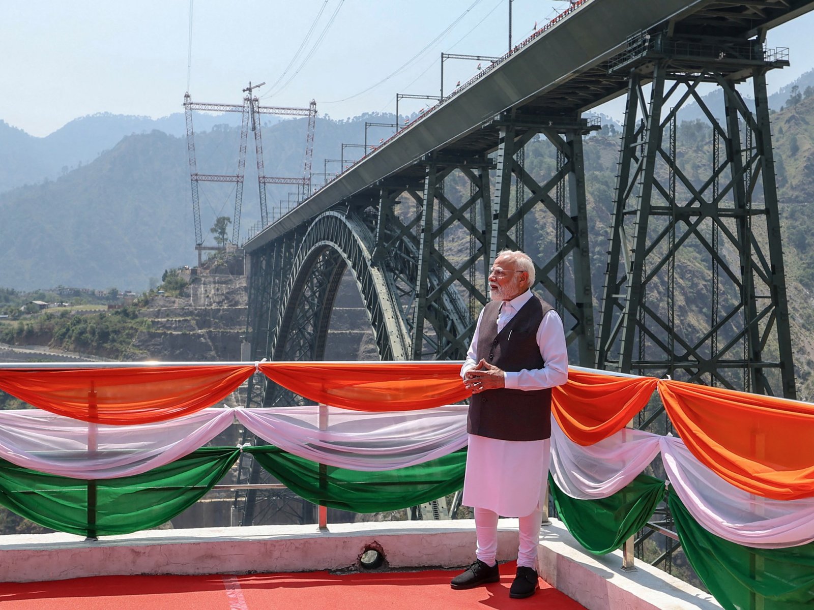 Modi opent strategisch spoorwegproject in Indiaas gecontroleerd Kashmir