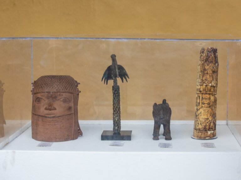 Nederland geeft 119 gestolen sculpturen terug aan Nigeria