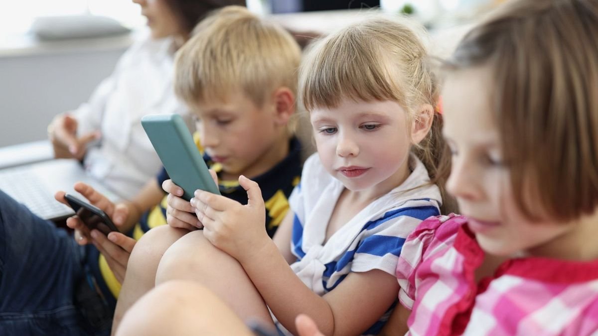 Nederlands kabinet adviseert kinderen onder de 15 jaar om geen sociale media te gebruiken vanwege gezondheidsrisico's