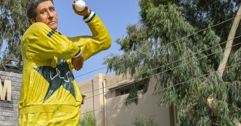 Pakistaanse legende Wasim Akram prijst zijn standbeeld te midden van sociale kritiek