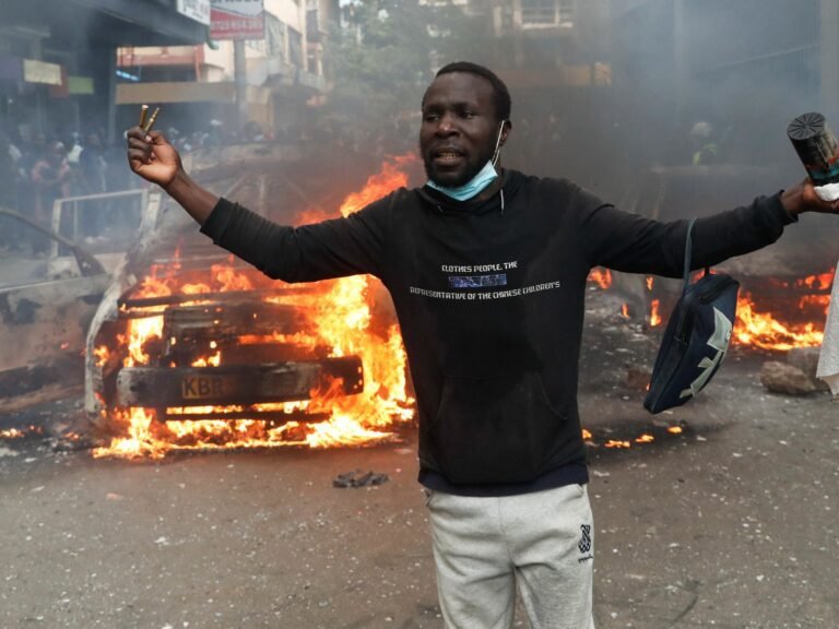 Politie gebruikt traangas tegen menigte die protesteert om de dood van Keniaanse blogger in hechtenis