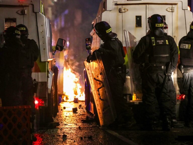 Politie gewond en huizen in brand tijdens tweede nacht van rellen in Noord-Ierland