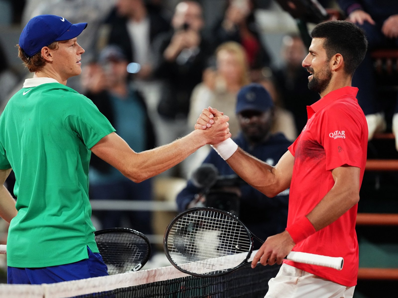 Sinner Verslaat Djokovic en Bereidt Finale van Roland Garros voor Tegen Alcaraz