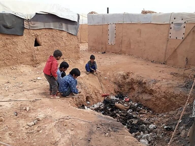 Syrische autoriteiten bevestigen sluiting van vluchtelingenkamp uit de burgeroorlog, ontheemden keren terug naar huis