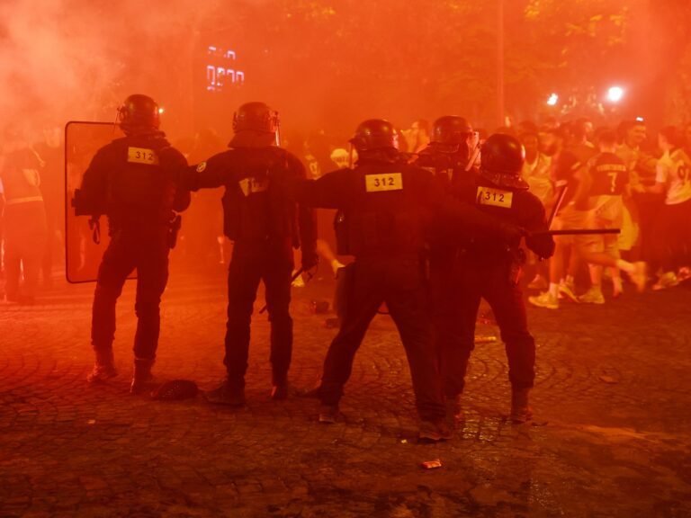 Twee doden en 559 arrestaties na rellen in Frankrijk na overwinning PSG in de Champions League