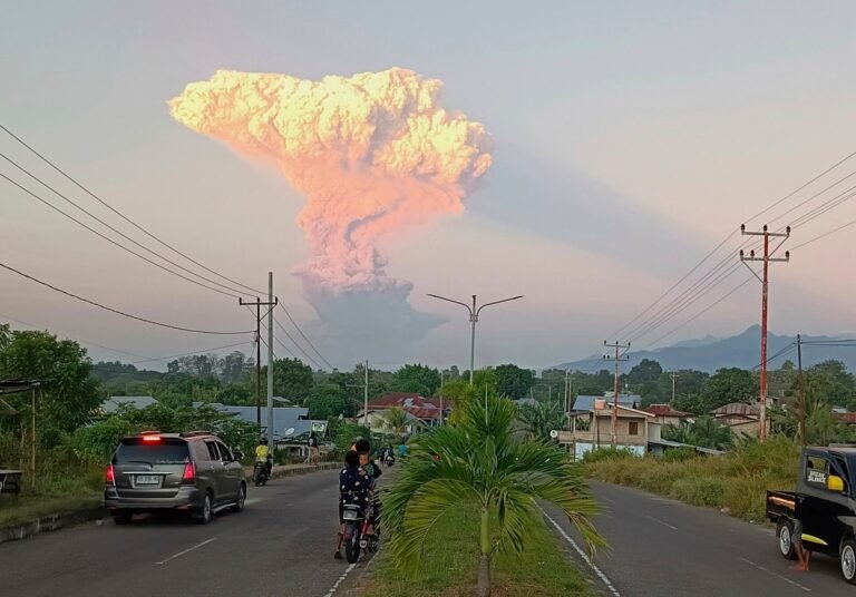 Uitbarsting van de Lewotobi Laki-laki vulkaan in Indonesiƫ, alarm op het hoogste niveau