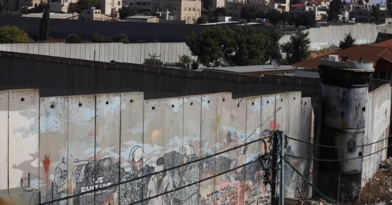 ‘Ik ben beide benen verloren’: Palestijnen beklimmen afscheidingsmuur voor kans op werk