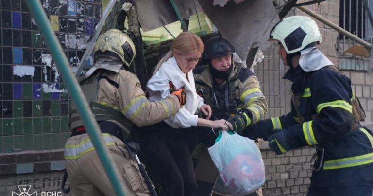 ‘Massale’ Russische luchtaanval eist minstens 10 levens in de Oekraïense hoofdstad Kyiv
