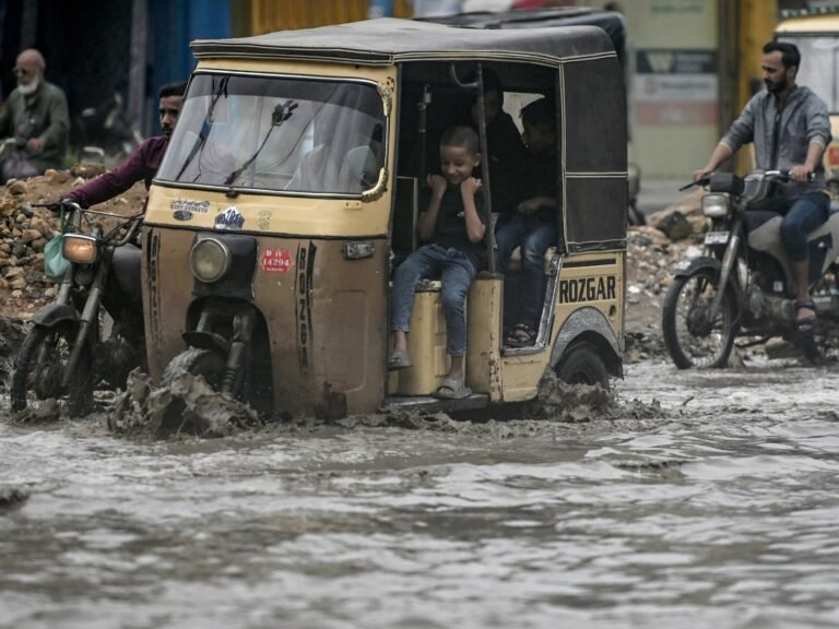 Aantal doden stijgt naar 32 na overstromingen en zware regenval in Pakistan