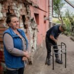 Boeren in Oekraïne nemen risico's om mijnen te ruimen met harken en tractoren