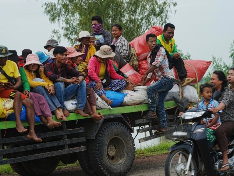 Cambodjanen Vluchten Voorbij de Grens met Thailand Terwijl Gevechten Voor de Derde Dag Voortduren