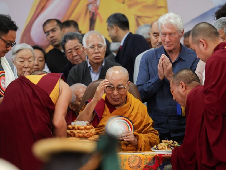 Dalai Lama viert zijn 90e verjaardag met volgers in Noord-India