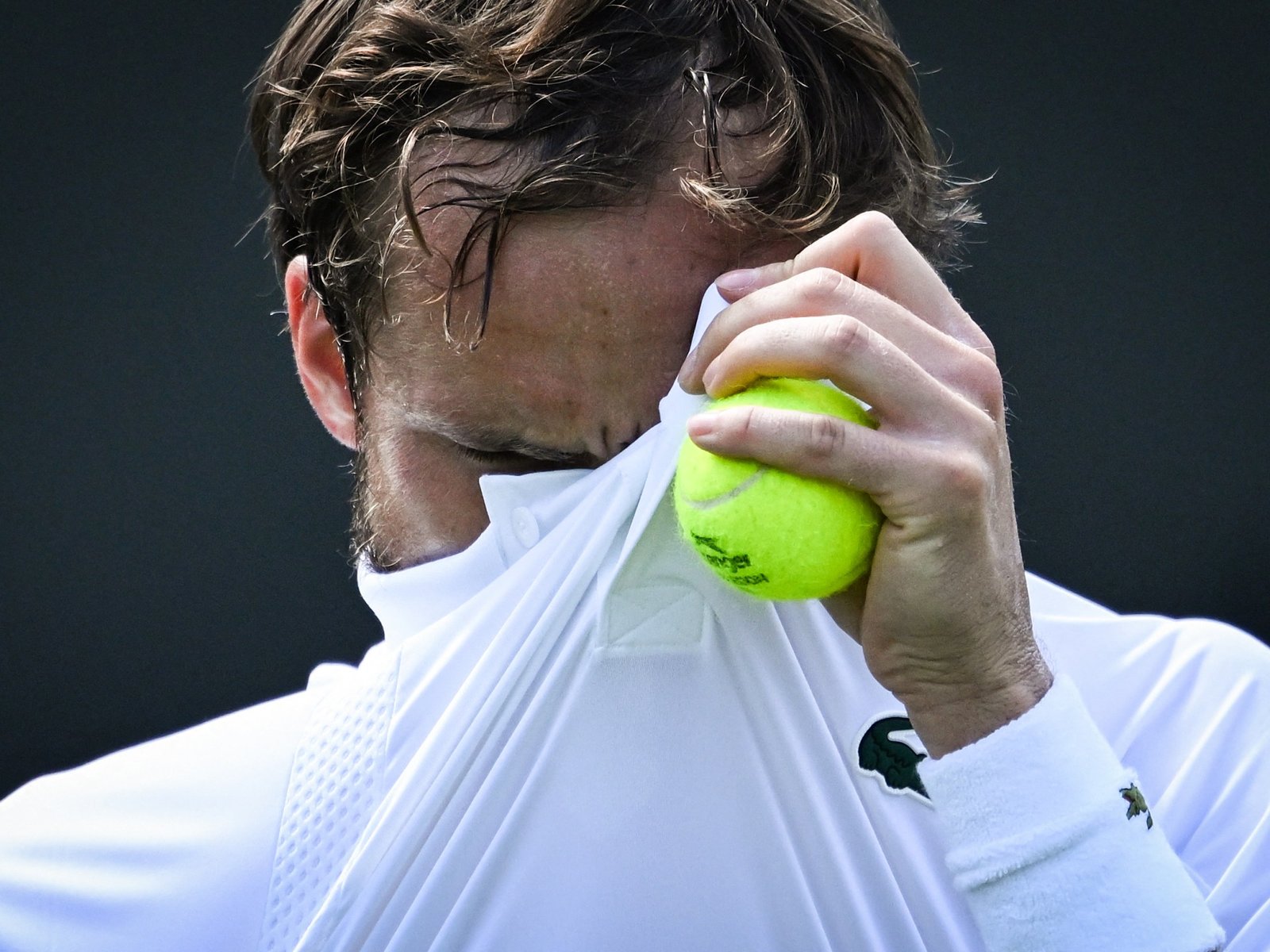 Daniil Medvedev ondergaat verrassende uitschakeling in de eerste ronde van Wimbledon