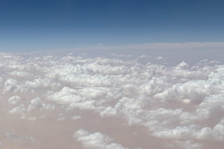 Deeltjespatronen onthullen hoe woestijnstof de ijsvorming in wolken bevordert