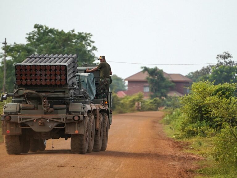 Doodentol bij Thaise-Cambodjaanse conflicten stijgt naar minstens 15, terwijl 120.000 mensen de grensregio ontvluchten