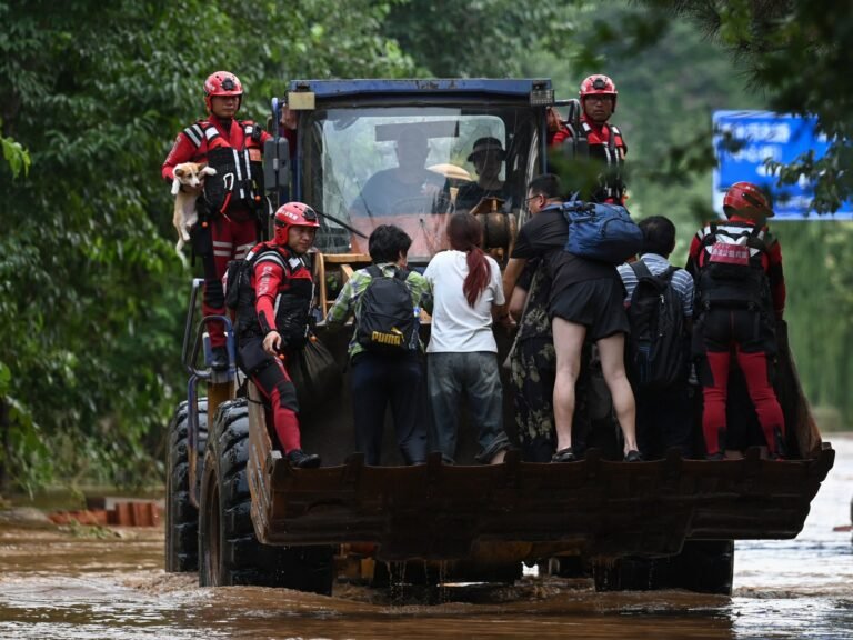 Foto: Dodelijke regen en aardverschuivingen leiden tot massale evacuaties in Noord-China