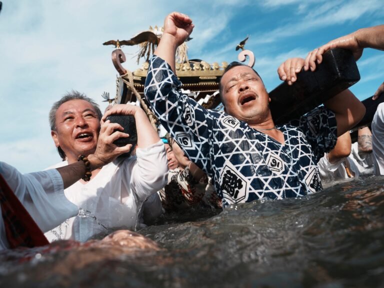 Foto's: Honderden bidden voor maritieme veiligheid tijdens heilig strandfestival in Japan
