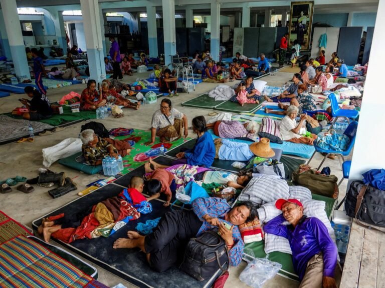 Foto's: Thailand-Cambodjaanse botsingen dwingen 100.000 mensen naar Thaise schuilplaatsen