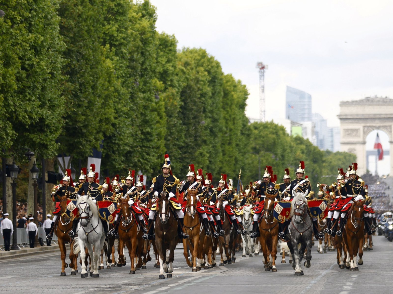 Frankrijk viert Bastille Day met grote parade in Parijs en feestelijkheden