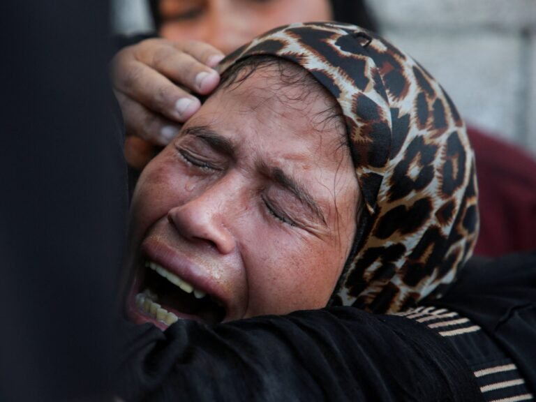Hamas stemt in met vrijlating van 10 gijzelaars terwijl Israëlische aanvallen 74 doden in Gaza veroorzaken