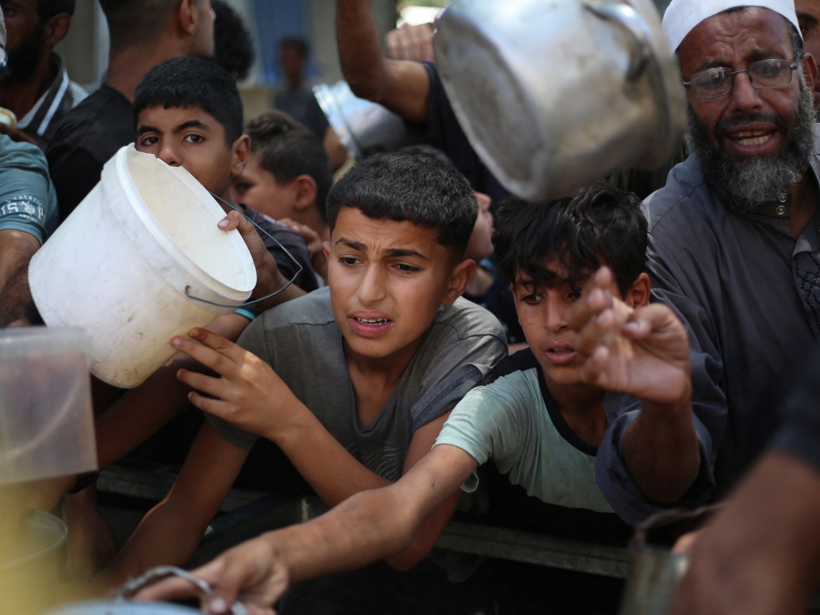 Israëlische aanvallen in Gaza eisen minstens 61 levens terwijl VN waarschuwt voor toenemende ondervoeding