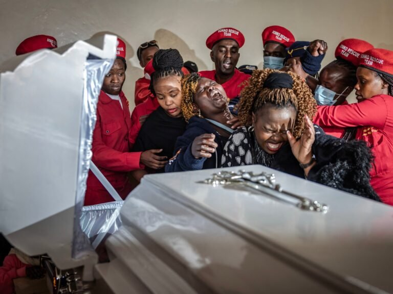 Kenya Rouwt om Verkoper Gedood tijdens Protesten, Steeds Meer Oproepen voor Aftreden van Ruto
