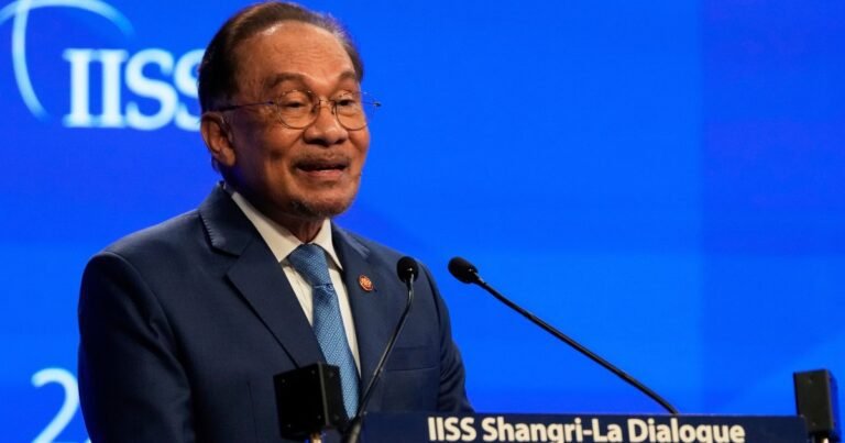 Malaysia's Anwar Kondigt Gelduitkeringen Aan om Levensonderhoudskosten te Verlagen
