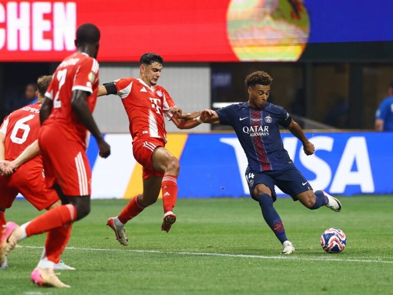 Negen man sterk PSG bereikt halve finale van Club Wereldbeker met spectaculaire 2-0 overwinning op Bayern München
