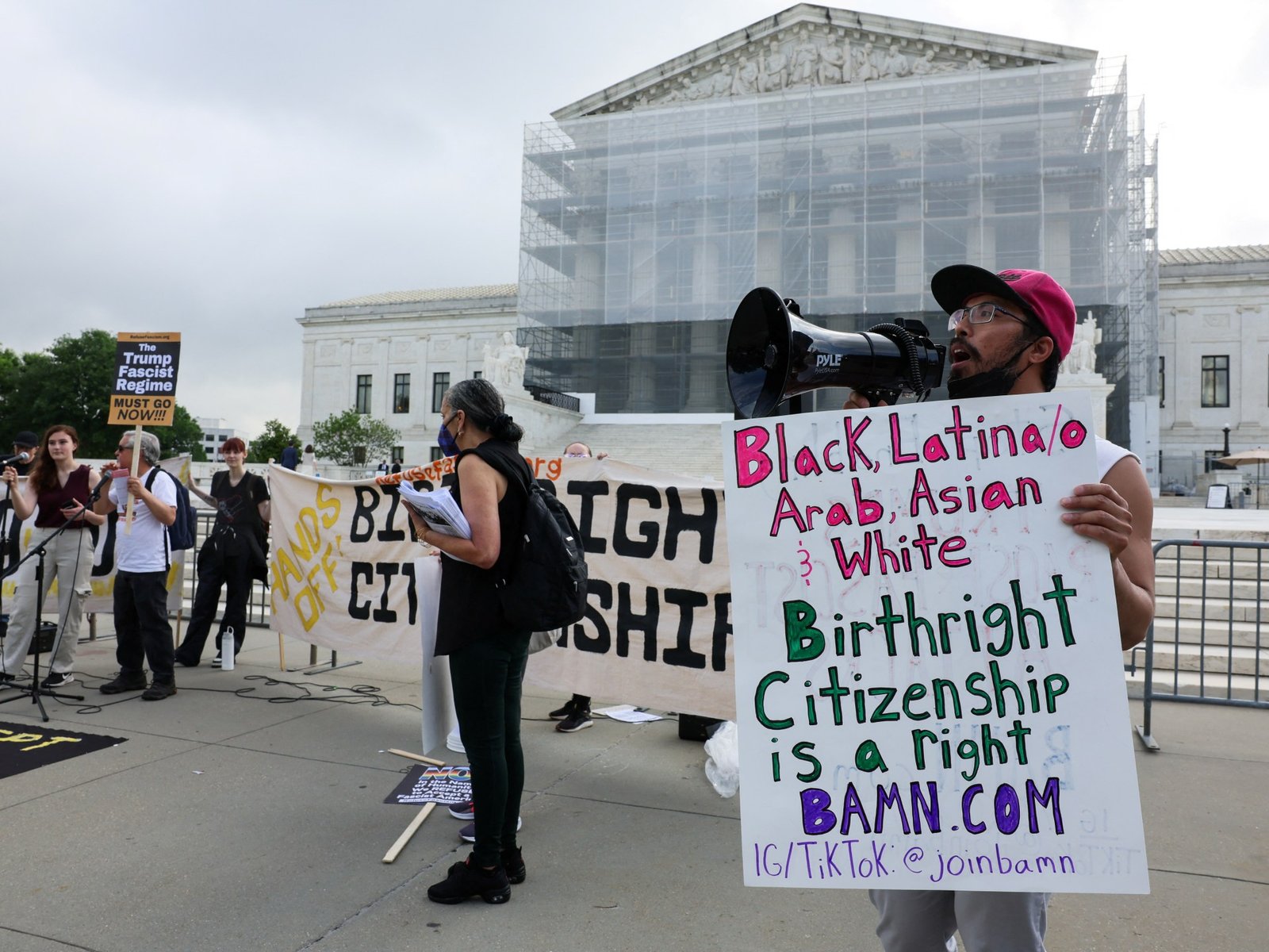 Rechter blokkeert Trumps bevel over geboortegrondrechten in collectieve rechtszaak