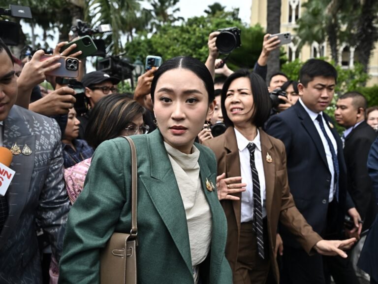 Rechter schorst Thailand's premier tijdens onderzoek naar gelekte telefoongesprek