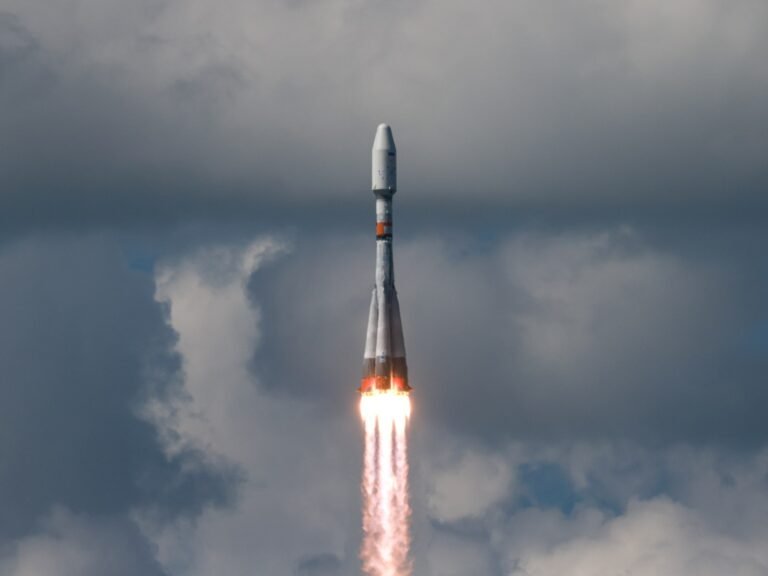Russische raket lanceert Iraanse satelliet de ruimte in