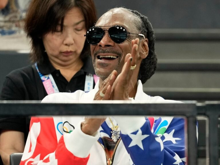 Snoop Dogg Investeert in Swansea City Terwijl Rivalen Wrexham Streven naar Premier League