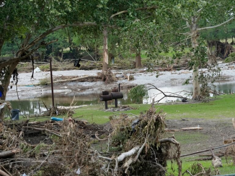 Texas Overstromingen: Wetgevers Bespreken Noodvoorbereiding na Terugtrekkende Wateren