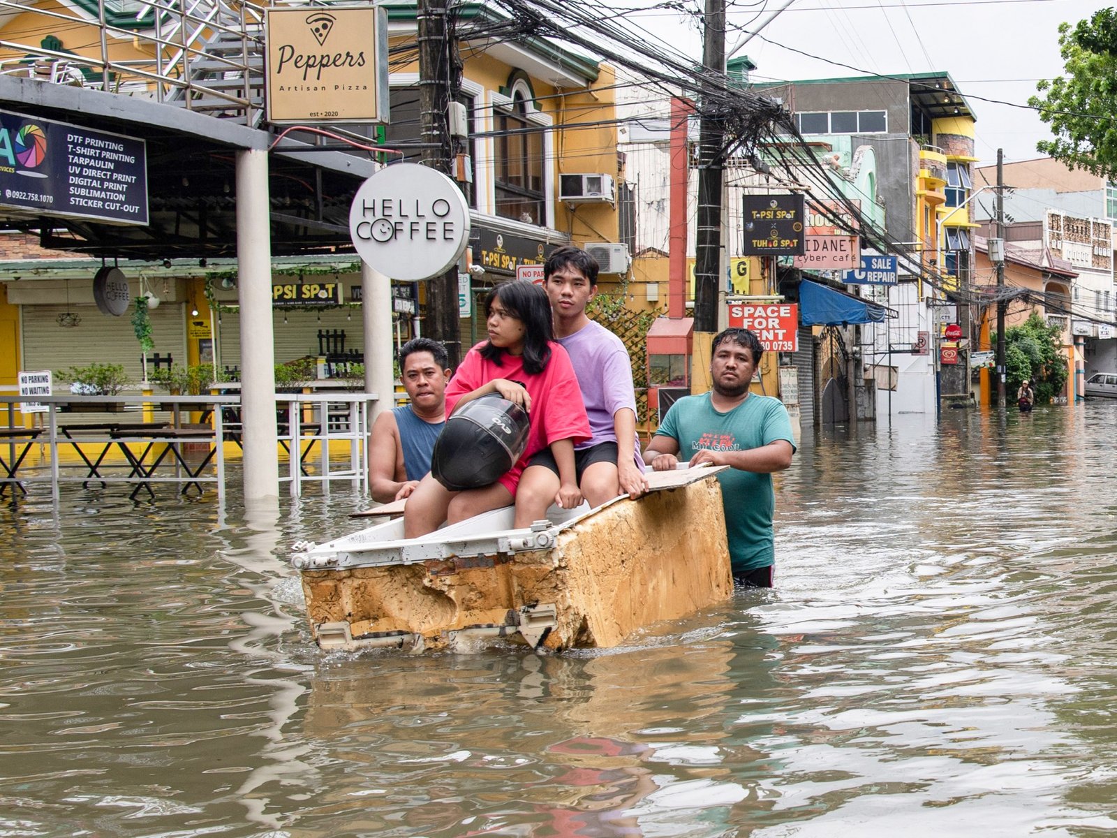 Tropische Storm Wipha treft Vietnam terwijl overstromingen op de Filipijnen duizenden verplaatsen
