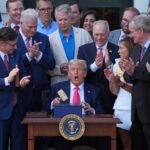 Trump Verklaart Overwinning Bij Het Ondertekenen Van Controversiële Begrotings- En Belastingwet