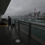 Tyfoon Wipha raakt de zuidkust van China na verwoesting in Hong Kong