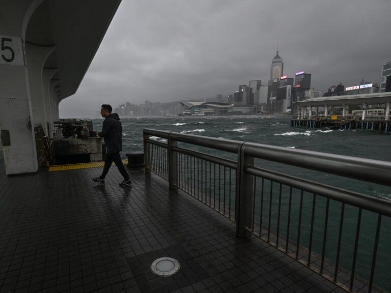 Tyfoon Wipha raakt de zuidkust van China na verwoesting in Hong Kong