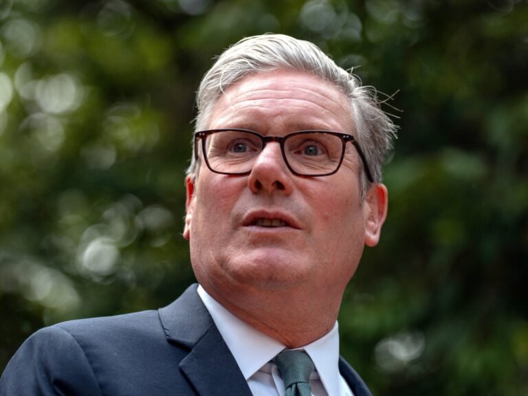UK Premier Starmer Laat Verzwakte Sociale Zekerheidswet Goedkeuren Te midden van Labour Onvrede