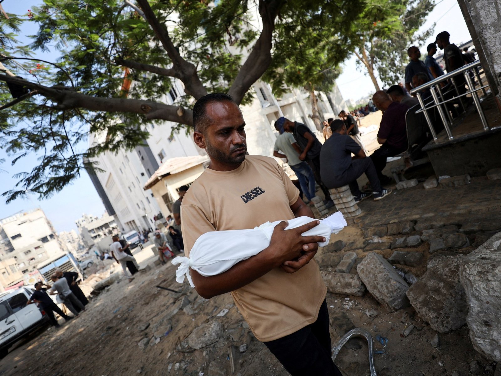 VK lanceert humanitaire luchtbrug naar Gaza, evacueert kinderen die medische zorg nodig hebben