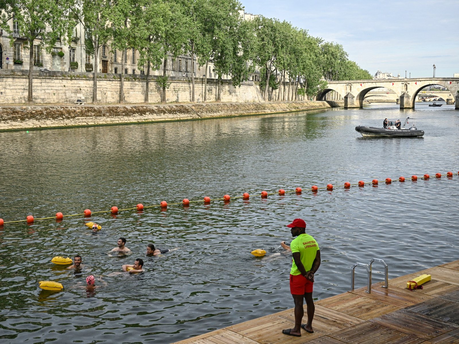 Zijne Heropening van de Seine voor Parijse Zwemmers na Olympische Spelen en Eeuwlange Sluiting