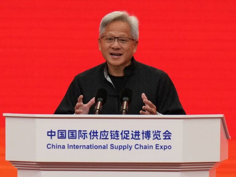 ‘Katalysator voor vooruitgang’: Nvidia CEO prijst China's AI op beurs in Beijing
